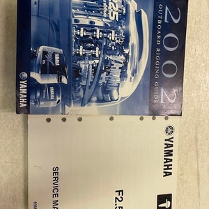 Puede incluir: Un manual de servicio para motor fuera de borda Yamaha modelo F2.5B. La portada es blanca con texto negro y el logotipo de Yamaha. El manual es para el año modelo 2002.