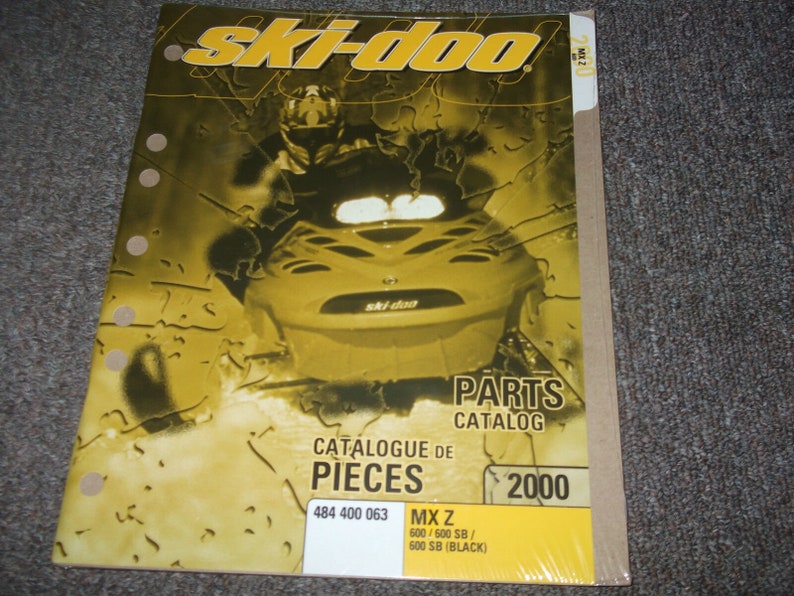 Pu&ograve; includere: Un catalogo di ricambi per motoslitta Ski-Doo giallo e nero per i modelli MX Z 600/600 SB/600 SB (BLACK). Il catalogo &egrave; per l'anno 2000.