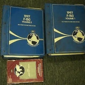 Può includere: Un set di tre raccoglitori blu con il testo "1997 F-150" e "Volume 1" o "Volume 2" sul davanti. I raccoglitori hanno un logo Ford e le parole "Service Manual" sul davanti. I raccoglitori sono in buone condizioni con qualche segno di usura.
