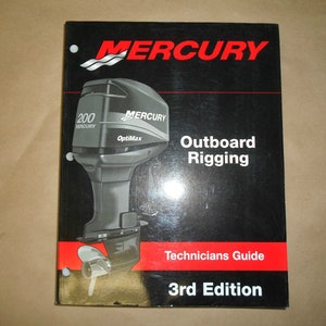 Puede incluir: Una guía técnica de Mercury para el montaje de motores fueraborda, 3.ª edición. La portada presenta una foto de un motor fueraborda Mercury 200 OptiMax.