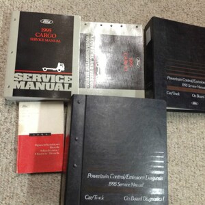 以下が含まれることがあります： 1995年製のフォードカーゴトラック用のサービスマニュアル5冊セット。マニュアルは、黒、グレー、白の表紙にフォードのロゴと「1995 Cargo Service Manual」の文字が印刷されています。マニュアルの内容は、電気系統と真空のトラブルシューティング、パワートレインコントロールと排出ガスの診断、オンボード診断などです。