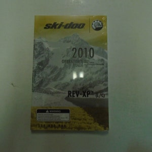 Puede incluir: Una Guía del Operador Ski-Doo 2010 para motos de nieve REV-XP (L/C). La portada presenta un paisaje montañoso con el nombre de la marca y la información del modelo en texto amarillo y blanco. Una etiqueta de advertencia está en la parte inferior.