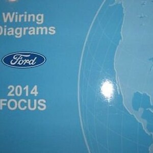 Puede incluir: Una cubierta azul para un manual de diagramas de cableado Ford Focus 2014. La cubierta presenta un mapa del mundo y el logotipo de Ford.