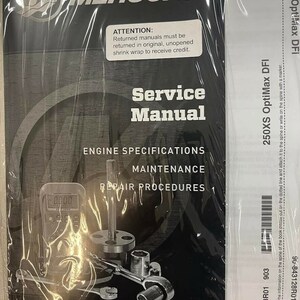 Könnte beinhalten: Ein schwarz-weißes Servicehandbuch für einen Mercury 250XS OptiMax DFI Außenbordmotor. Das Cover zeigt das Mercury-Logo und den Text "Servicehandbuch". Das Handbuch enthält Abschnitte zu den technischen Daten des Motors, Wartung und Reparaturverfahren. Der Text "ACHTUNG: Zurückgegebene Handbücher müssen im Original, ungeöffnet und in der Originalverpackung zurückgegeben werden, um eine Gutschrift zu erhalten." ist auf dem Cover aufgedruckt.