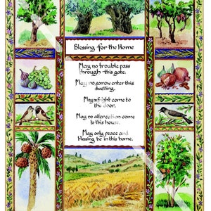 K&ouml;nnte beinhalten: Eine Aquarell-Illustration eines Segens f&uuml;r das Haus. Das Bild zeigt eine Vielzahl von Pflanzen und Tieren, darunter Olivenb&auml;ume, Granat&auml;pfel, V&ouml;gel und ein Weizenfeld. Der Text lautet: "Segen f&uuml;r das Haus M&ouml;ge kein Unheil durch dieses Tor gehen. M&ouml;ge kein Kummer diese Wohnung betreten. M&ouml;ge keine Angst an diese T&uuml;r kommen. M&ouml;ge kein Streit in dieses Haus kommen. M&ouml;ge nur Frieden und Segen in diesem Haus sein."
