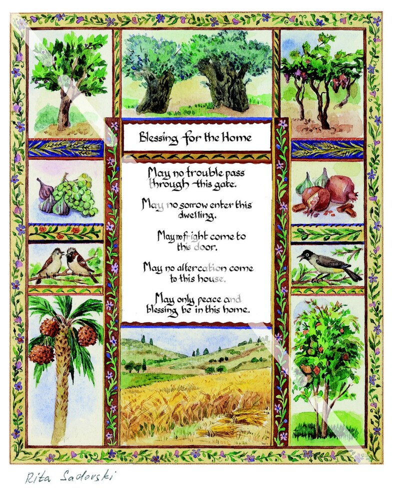 K&ouml;nnte beinhalten: Eine Aquarell-Illustration eines Segens f&uuml;r das Haus. Das Bild zeigt eine Vielzahl von Pflanzen und Tieren, darunter Olivenb&auml;ume, Granat&auml;pfel, V&ouml;gel und ein Weizenfeld. Der Text lautet: "Segen f&uuml;r das Haus M&ouml;ge kein Unheil durch dieses Tor gehen. M&ouml;ge kein Kummer diese Wohnung betreten. M&ouml;ge keine Angst an diese T&uuml;r kommen. M&ouml;ge kein Streit in dieses Haus kommen. M&ouml;ge nur Frieden und Segen in diesem Haus sein."