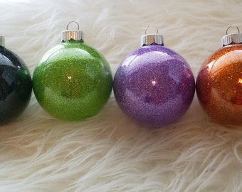 Glass Ornaments, Halloween Ornaments, Halloween Tree, Christmas Ornaments, Round Ornaments, Ornaments, Halloween, Glitter Ornaments