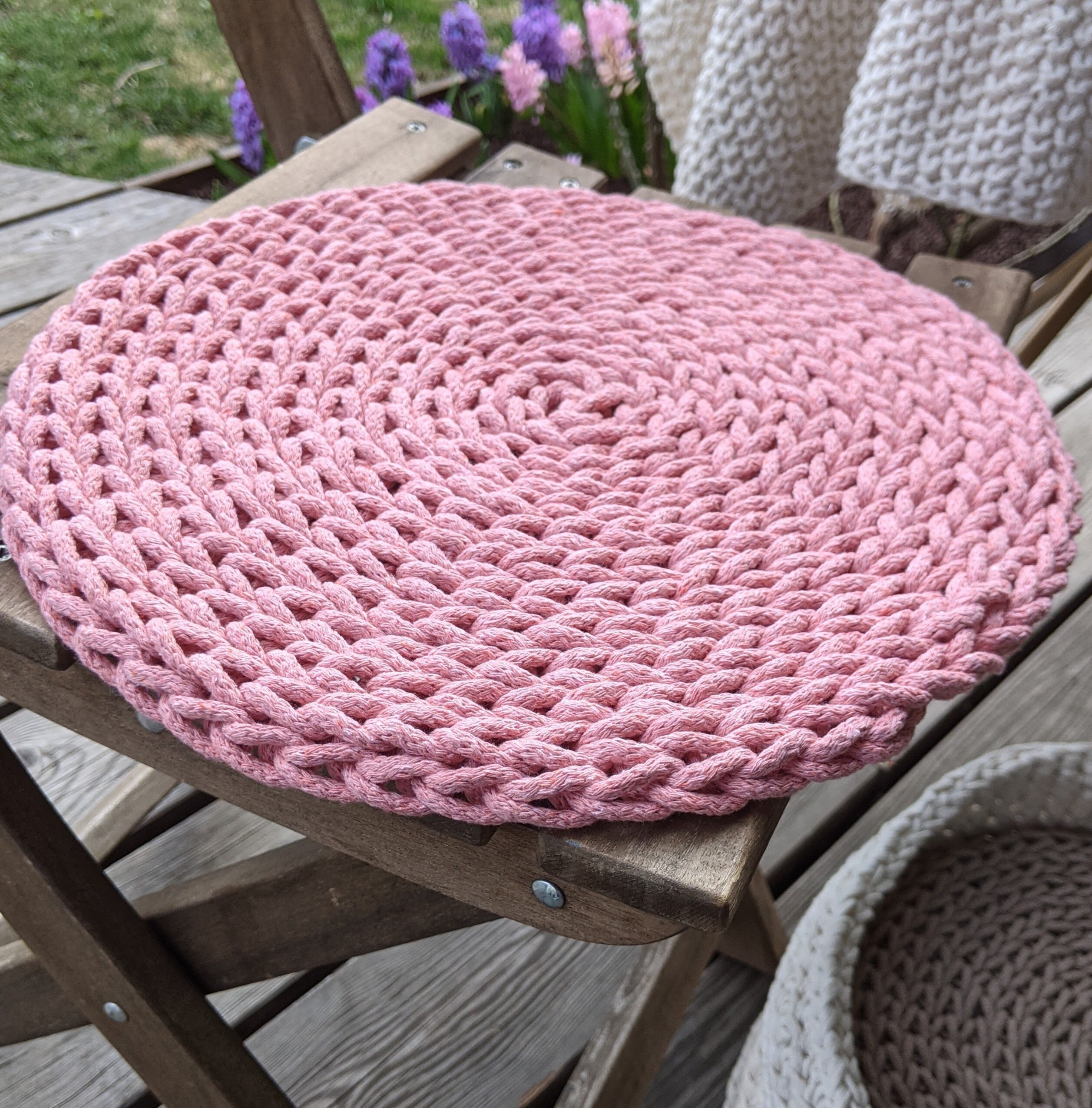 Pompom rug/chair seat cushion crochet pattern 064