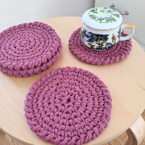 Ensemble de sous-verres violets crochet coton recyclé Boire sous-verres décor de table naturel image 3