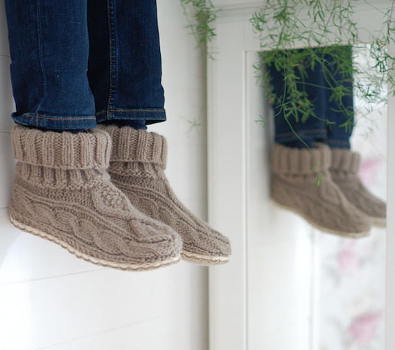 Tricot chaussons avec semelle câble de laine 100 % tricot - chausson tricoté à la main chaussettes de laine feutrée et semelles en lin - après ski bottes | La Reine De La Qualité
Tricot chaussons avec semelle câble de de de laine 100 % tricot - chausson tricoté à la main chaussettes de laine feutrée et semelles en lin - après ski bottes | La Reine De La Qualité
683262