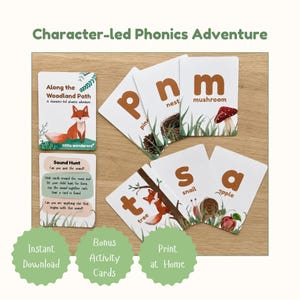 Op de afbeelding: Een set educatieve klankkaarten getiteld Along the Woodland Path, met illustraties van een vos, dennenappel, nest, paddenstoel, boom, slak en appel. Elke kaart toont een letter en een bijbehorend woord, inclusief een instructiekaart.