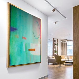 Peut inclure: Peinture abstraite dans un cadre doré avec un schéma de couleurs turquoise, vert, bleu, rose et orange accroché à un mur blanc dans un couloir.