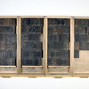 81 mm antika träbokstäver 1800-talsfraktur trätryckblock stämplar antikt boktryck industriellt heminredning