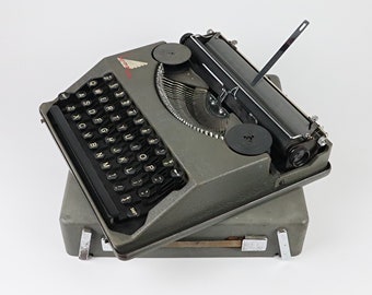 Hermes Baby Vintage Typewriter from 1936 Gray Shrink Coated QWERTY Keyboard Swiss Made - Great Condition