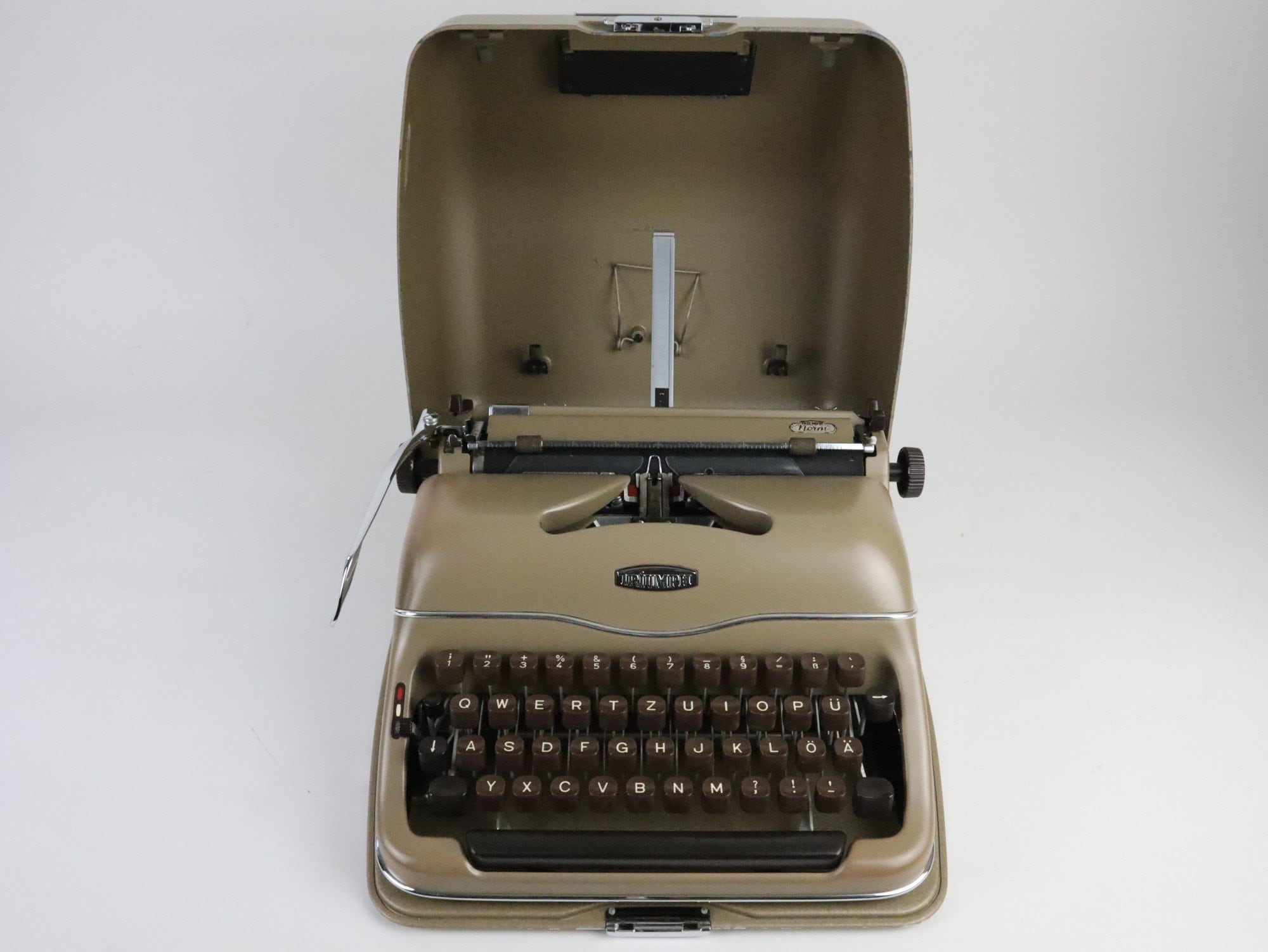 Triumph Norm - Vintage Typewriter From 1957 With Aluminium