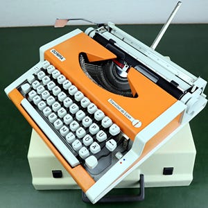 Vintage Typewriter Olympia Traveller de Luxe from 1977, Orange/ White, Operating Instructions