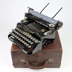 Vintage Typewriter Triumph Tippa From the 60s With Operating