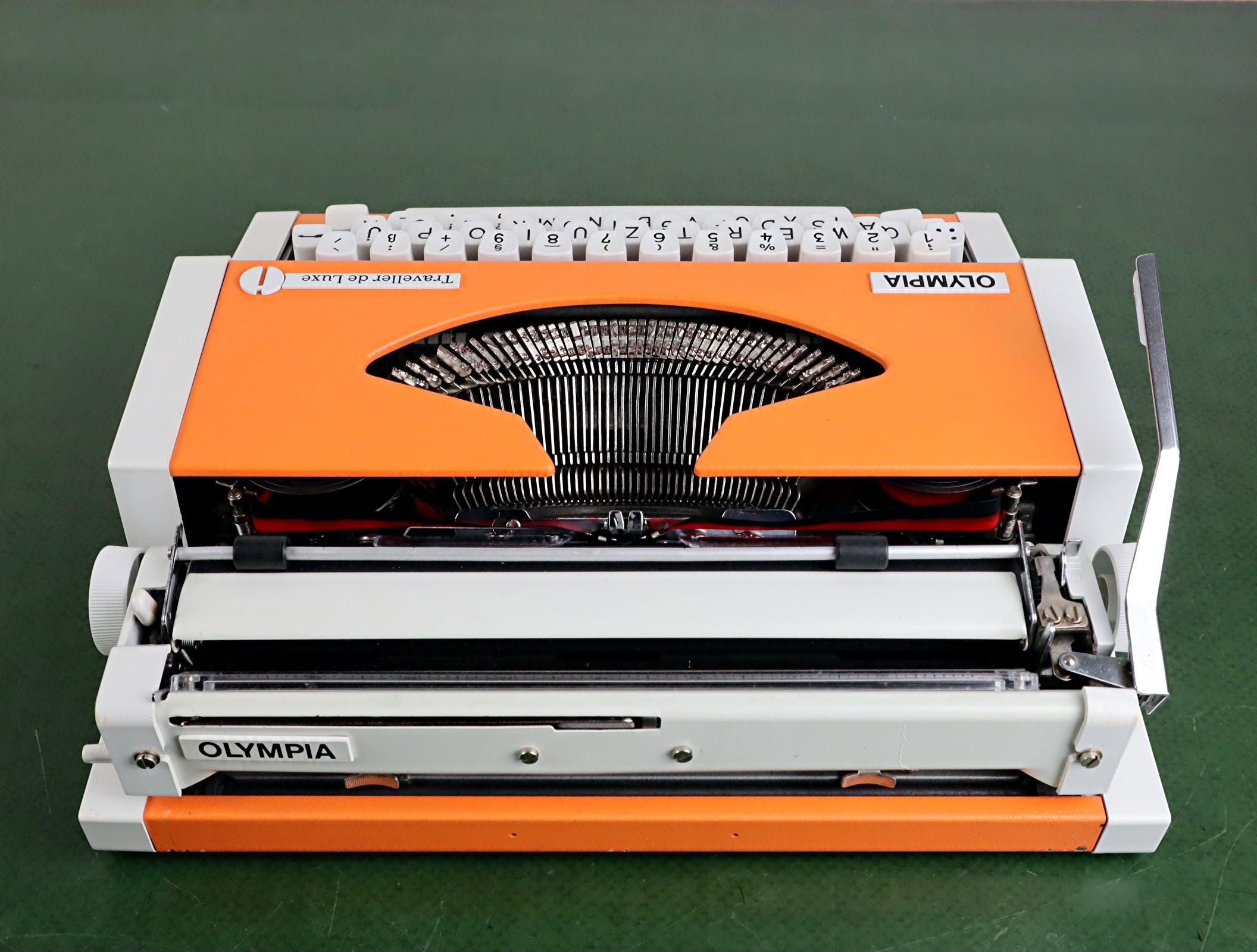 【完動品】　Olympia Traveller de Luxe　タイプライター Olympia Traveller – Typewriter Review