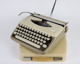 Vintage Typewriter Triumph Tippa from the 60s with Operating Instructions- Superb Condition