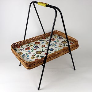 Vintage Folding Wicker Tray Table 1960s 1970s – Floral Pattern – Mid Century Side Table – Retro Metal Stand