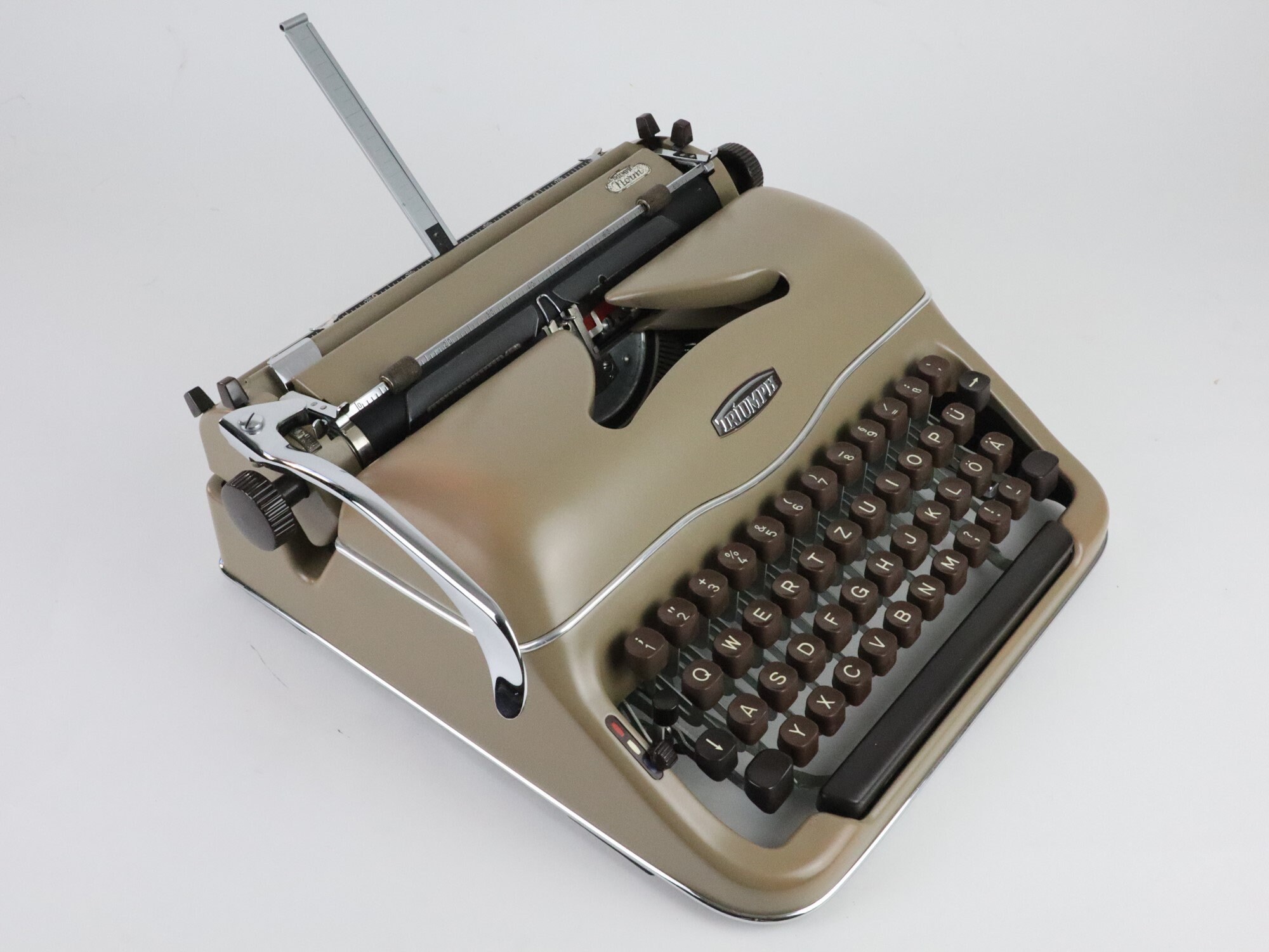 Triumph Norm - Vintage Typewriter From 1957 With Aluminium