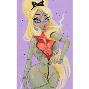 Może przedstawiać: Ilustracja kobiety zombie z blond włosami, czarną kokardą i niebieskimi oczami. Ma na sobie zielone ciało z czerwoną, otwartą górą i zamkiem błyskawicznym z przodu. Pali papierosa na fioletowym tle.