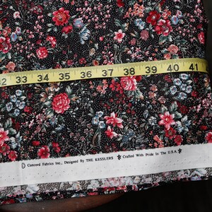 Pu&ograve; includere: Tessuto nero con stampa floreale in tonalit&agrave; di rosso, rosa, blu e verde. Il tessuto &egrave; misurato con un metro a nastro giallo che indica da 30 a 41 pollici. L'etichetta del tessuto recita "Concord Fabrics Inc., Designed By THE KESSLERS Crafted With Pride In The U.S.A."