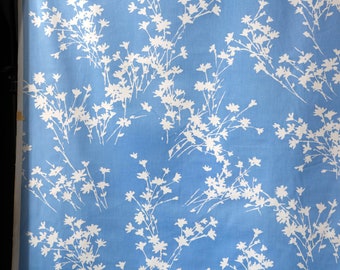 Tessuto esclusivo con stampa a mano spray ventoso Quaintance Fabrics tessuto da tappezzeria con decorazioni rare della metà del secolo - azzurro con fiori astratti bianchi