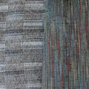 Może przedstawiać: Dwa próbki tkaniny, jedna w kratę szaro-białą, a druga z ciemnoszarym tłem i cienkimi paskami w kolorze niebieskim, czerwonym i złotym.