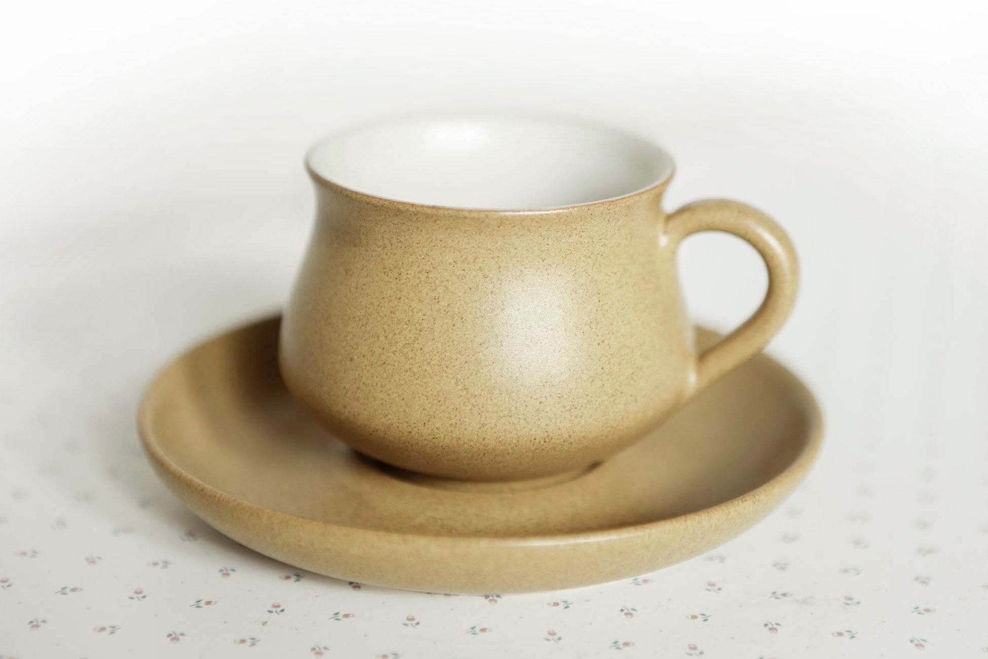Lot Denby Vintage Années 70 – 2 Grandes Tasses, 2 Sous-tasses, 2 Assiettes – Marron