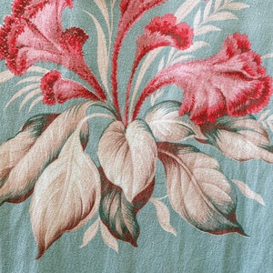 Bleu clair turquoise avec fleurs tropicales roses et crème sur toile d'écorce vintage des années 50 image 3