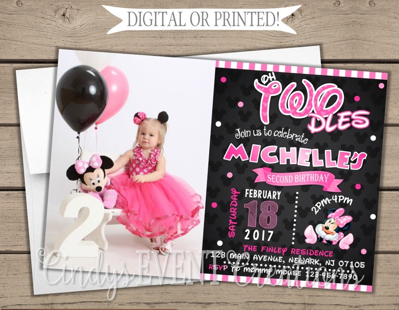 Puede incluir: Una invitaci&oacute;n de cumplea&ntilde;os rosa y negra con tem&aacute;tica de Mickey Mouse. La invitaci&oacute;n dice "Oh Two Dles" y "Michelle's Second Birthday". La fecha es el 18 de febrero de 2017 y la hora es de 2pm a 4pm. La invitaci&oacute;n tambi&eacute;n incluye la direcci&oacute;n y la informaci&oacute;n de RSVP.