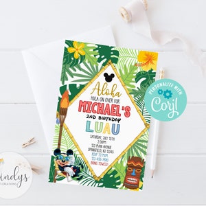 Puede incluir: Una invitación colorida para una fiesta de cumpleaños con temática de Luau. La invitación presenta a Mickey Mouse con gafas de sol y un collar de flores, una estatua tiki y hojas tropicales. El texto de la invitación dice "Aloha Hula on over for Michael's 2nd Birthday Luau".