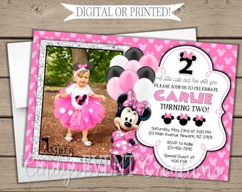Könnte beinhalten: Rosa-schwarze Geburtstagseinladung im Minnie-Mouse-Stil mit einem Foto eines jungen Mädchens in einem rosa Tutu und einem Minnie-Mouse-Shirt. Die Einladung lautet "Ein bisschen Kuchen und Spaß mit dir" und "Bitte schließe dich uns an, um Carlie zu feiern, die zwei Jahre alt wird!" mit Datum und Uhrzeit für die Party.