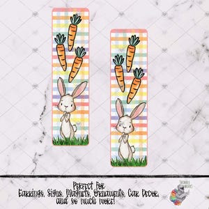 Könnte beinhalten: Zwei druckbare Lesezeichen-Designs mit einem Hasen und Karotten auf einem bunten karierten Hintergrund. Der Text "PERFECT FOR Earrings, Signs, Magnets, Ornaments, CAR DECOR and so much more!" befindet sich am unteren Rand des Bildes.