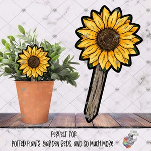 Puede incluir: Una estaca de jardín de girasol imprimible con un palo de madera marrón. El girasol es amarillo con un centro marrón y hojas verdes. El texto "Perfecto para plantas en macetas, macizos de flores y mucho más" está en la parte inferior de la imagen.