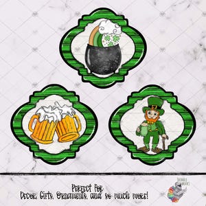 Può includere: Tre ornamenti circolari a strisce verdi e bianche con un trifoglio, boccali di birra e un folletto che tiene un boccale di birra.
