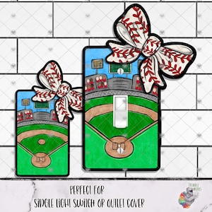 Pode incluir: Duas capas de interruptores de luz com tema de beisebol. As capas apresentam um design de campo de beisebol com um campo verde, um campo interno marrom e assentos de estádio. Cada capa é encimada por um laço decorado com costuras de beisebol. O texto na parte inferior diz "PERFECT FOR SINGLE LIGHT SWITCH OR OUTLET COVER."