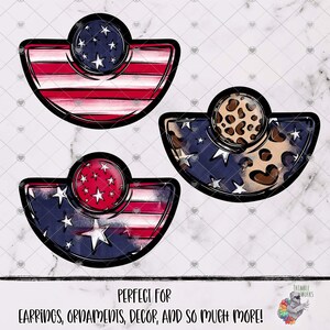 Puede incluir: Tres diseños de pendientes decorativos. Dos presentan rayas rojas y blancas y círculos azules con estrellas blancas. El tercero tiene un círculo con estampado de leopardo y un fondo azul con estrellas blancas. El texto dice: "¡PERFECTO PARA PENDIENTES, ADORNOS, DECORACIÓN Y MUCHO MÁS!"