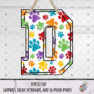 Diseño de sublimación de la letra D, diseño de mamá perruna, diseño de letrero de puerta con huellas de patas, diseño de inicial de nombre, diseño de aretes con monograma, diseño de decoración con alfabeto