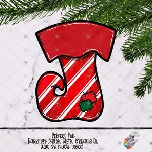 Op de afbeelding: Een decoratieve letter J in de vorm van een kerstsok met rood-witte diagonale strepen, een effen rode boord en twee kleine opgestikte lapjes in rood en groen. Het ontwerp heeft dikke zwarte omlijningen en een textuur.