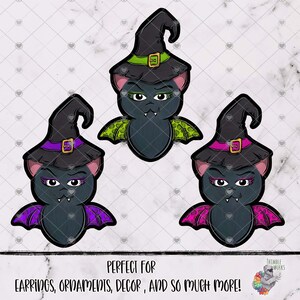 Può includere: Tre disegni di pipistrelli dei cartoni animati con cappelli da strega con accenti verdi, viola e rosa. I pipistrelli hanno espressioni arrabbiate e sono adatti per orecchini, ornamenti e decorazioni. Il testo recita: "PERFETTO PER ORECCHINI, ORNAMENTI, DECORAZIONI E MOLTO ALTRO!"