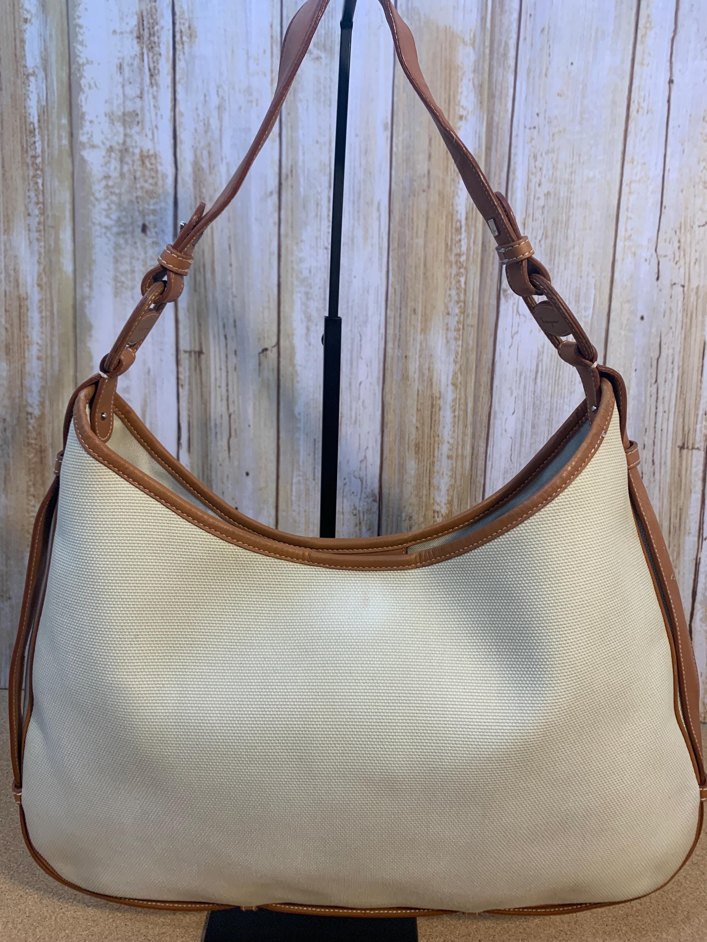 【FERRAGAMO】CROSSBODY BAG Rare Salvador Ferragamo Shoulder Bag (AU-21/3375) in Beige