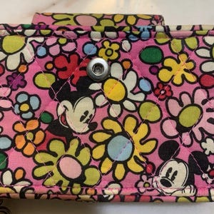 Rare portefeuille de poignet Mickey Vera Bradley Disney Parks authentique et original « Just Mousin Around ».