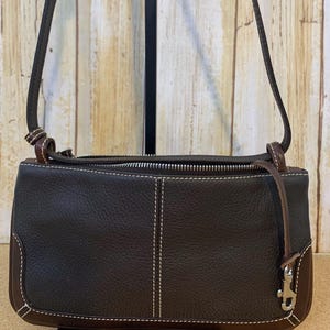 希少なヴィンテージ Dooney & Bourke オールウェザーレザー ブラック＆ブラウン ペブルレザー ミニショルダーバッグ (H3295341)