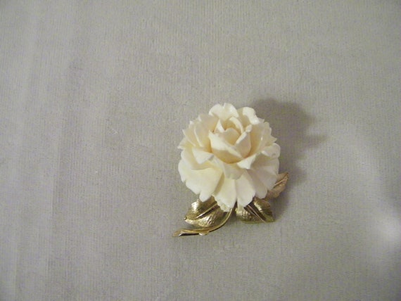 Vintage boucher carved rose - Gem