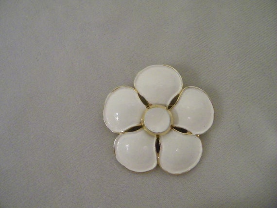 Vintage Kramer White Enamel Goldtone Flower Pin - image 1