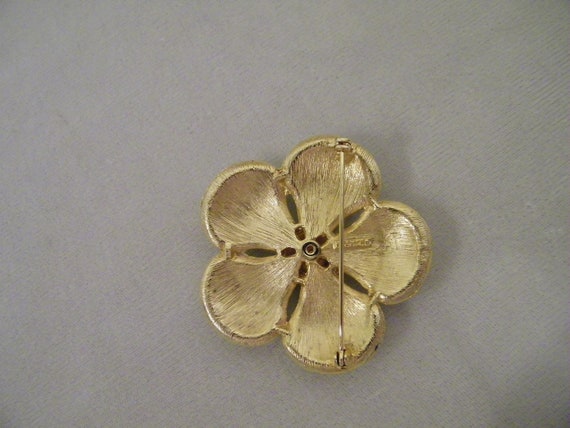 Vintage Kramer White Enamel Goldtone Flower Pin - image 3