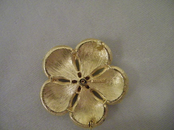Vintage Kramer White Enamel Goldtone Flower Pin - image 4