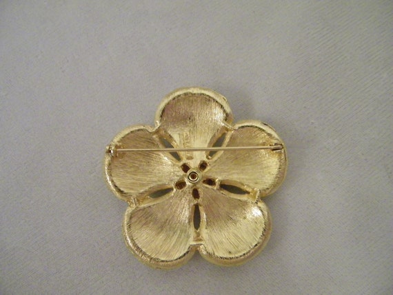 Vintage Kramer White Enamel Goldtone Flower Pin - image 2